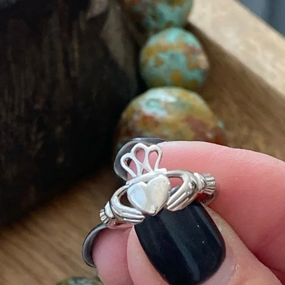 Irish Claddagh Ring 🍀 - Picture 8 of 9